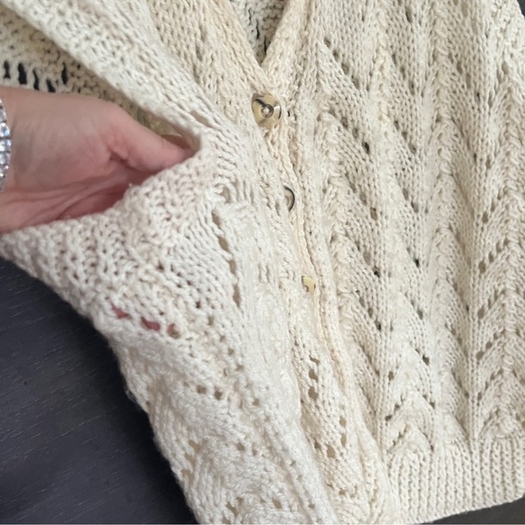 ✨ Soft and Cozy Hand Knit Cream Vintage Vest - Picture 4 of 7